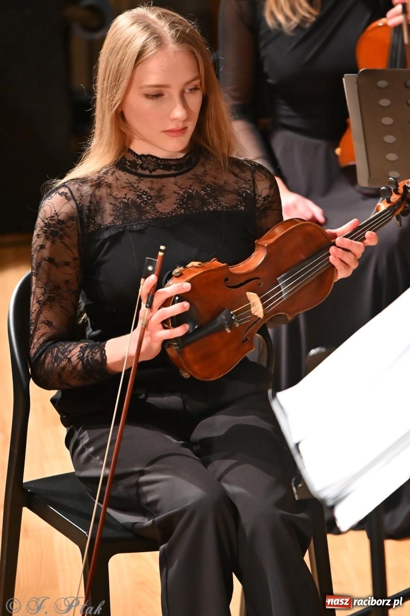 Zdjęcie w galerii na portalu naszraciborz.pl: Muzyczna inauguracja sezonu w RCK: jubileuszowy koncert orkiestr Henryka Krótkiego zachwycił publiczność wiadomości z regionu