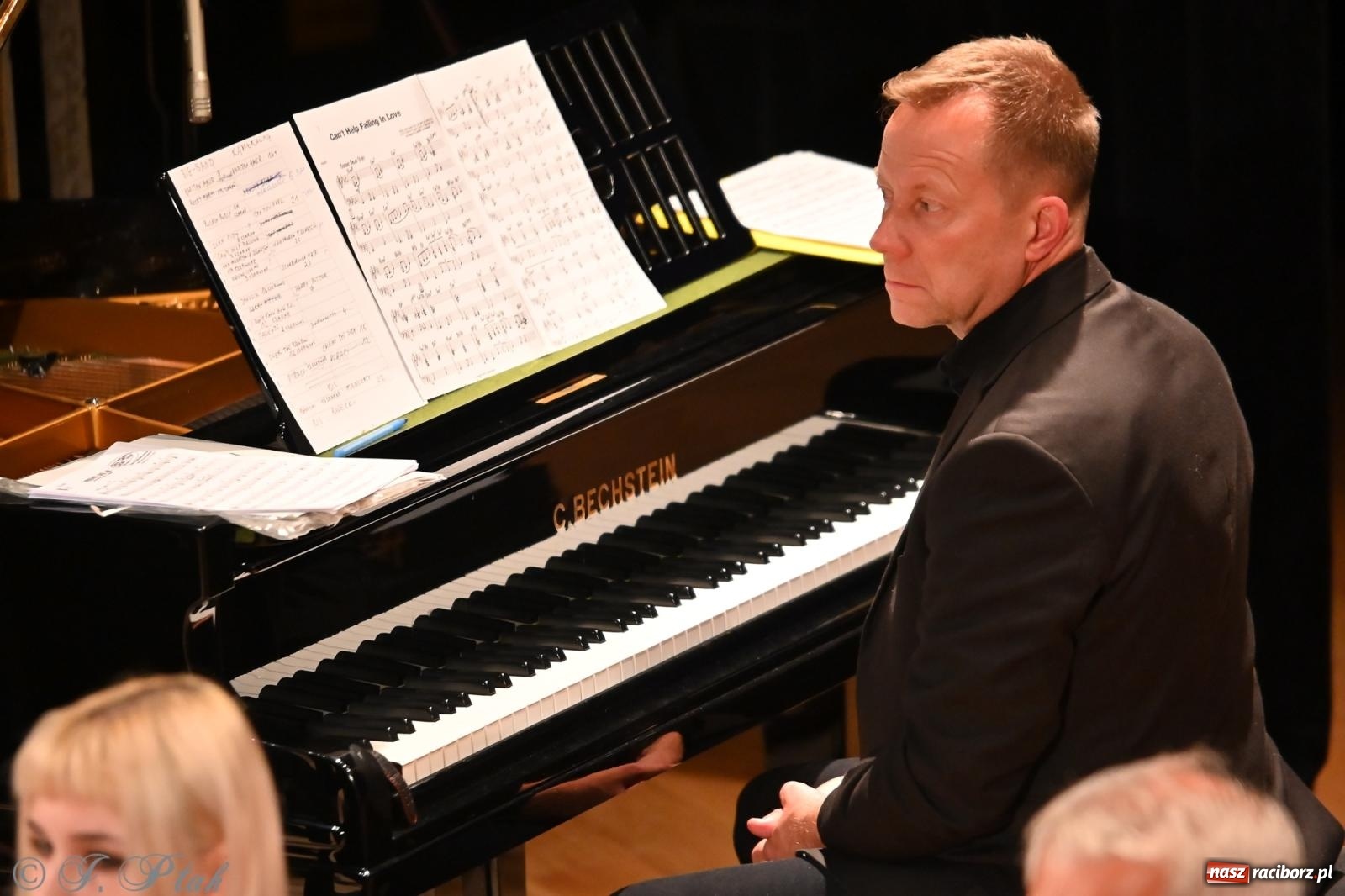 Zdjęcie w galerii na portalu naszraciborz.pl: Muzyczna inauguracja sezonu w RCK: jubileuszowy koncert orkiestr Henryka Krótkiego zachwycił publiczność wiadomości z regionu