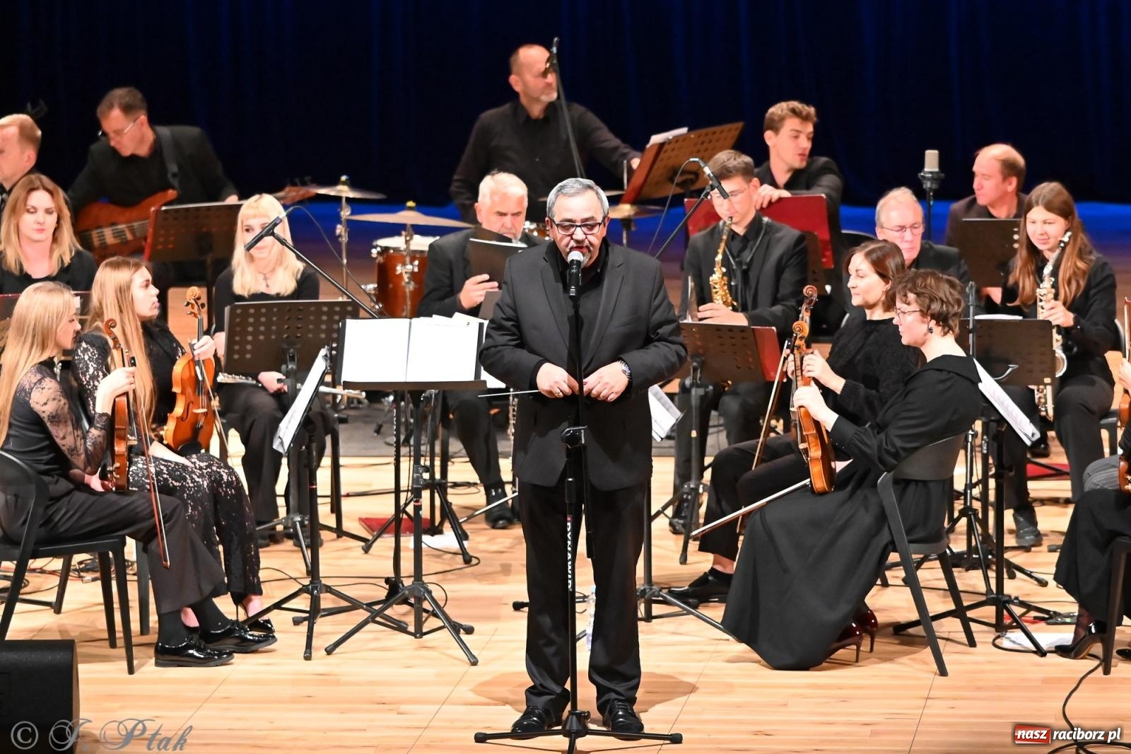 Zdjęcie w galerii na portalu naszraciborz.pl: Muzyczna inauguracja sezonu w RCK: jubileuszowy koncert orkiestr Henryka Krótkiego zachwycił publiczność wiadomości z regionu