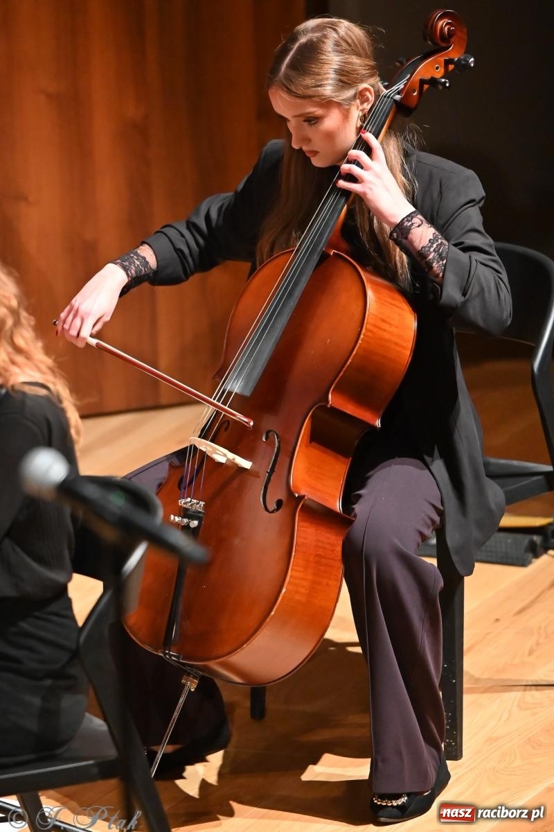 Zdjęcie w galerii na portalu naszraciborz.pl: Muzyczna inauguracja sezonu w RCK: jubileuszowy koncert orkiestr Henryka Krótkiego zachwycił publiczność wiadomości z regionu