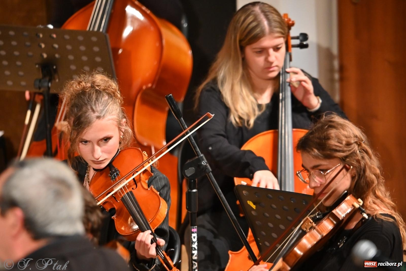 Zdjęcie w galerii na portalu naszraciborz.pl: Muzyczna inauguracja sezonu w RCK: jubileuszowy koncert orkiestr Henryka Krótkiego zachwycił publiczność wiadomości z regionu