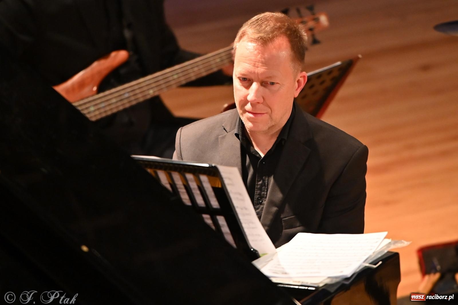 Zdjęcie w galerii na portalu naszraciborz.pl: Muzyczna inauguracja sezonu w RCK: jubileuszowy koncert orkiestr Henryka Krótkiego zachwycił publiczność wiadomości z regionu