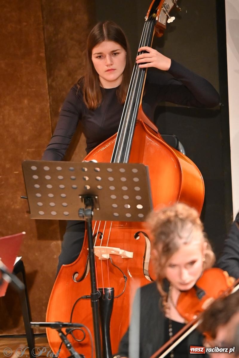Zdjęcie w galerii na portalu naszraciborz.pl: Muzyczna inauguracja sezonu w RCK: jubileuszowy koncert orkiestr Henryka Krótkiego zachwycił publiczność wiadomości z regionu