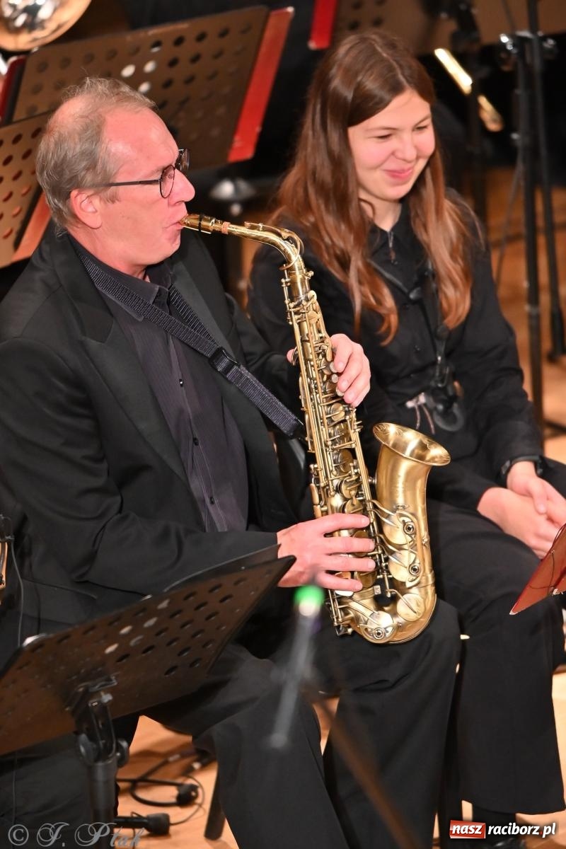 Zdjęcie w galerii na portalu naszraciborz.pl: Muzyczna inauguracja sezonu w RCK: jubileuszowy koncert orkiestr Henryka Krótkiego zachwycił publiczność wiadomości z regionu