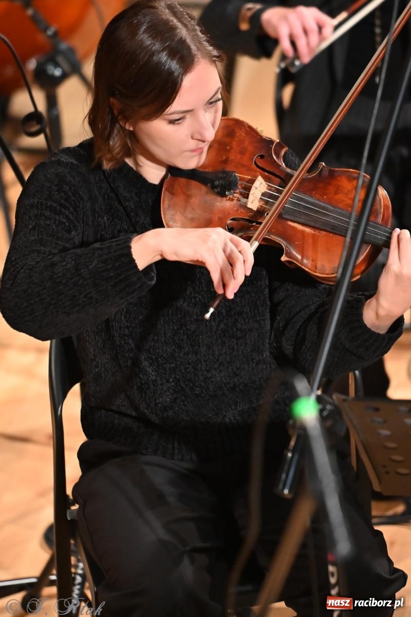 Zdjęcie w galerii na portalu naszraciborz.pl: Muzyczna inauguracja sezonu w RCK: jubileuszowy koncert orkiestr Henryka Krótkiego zachwycił publiczność wiadomości z regionu