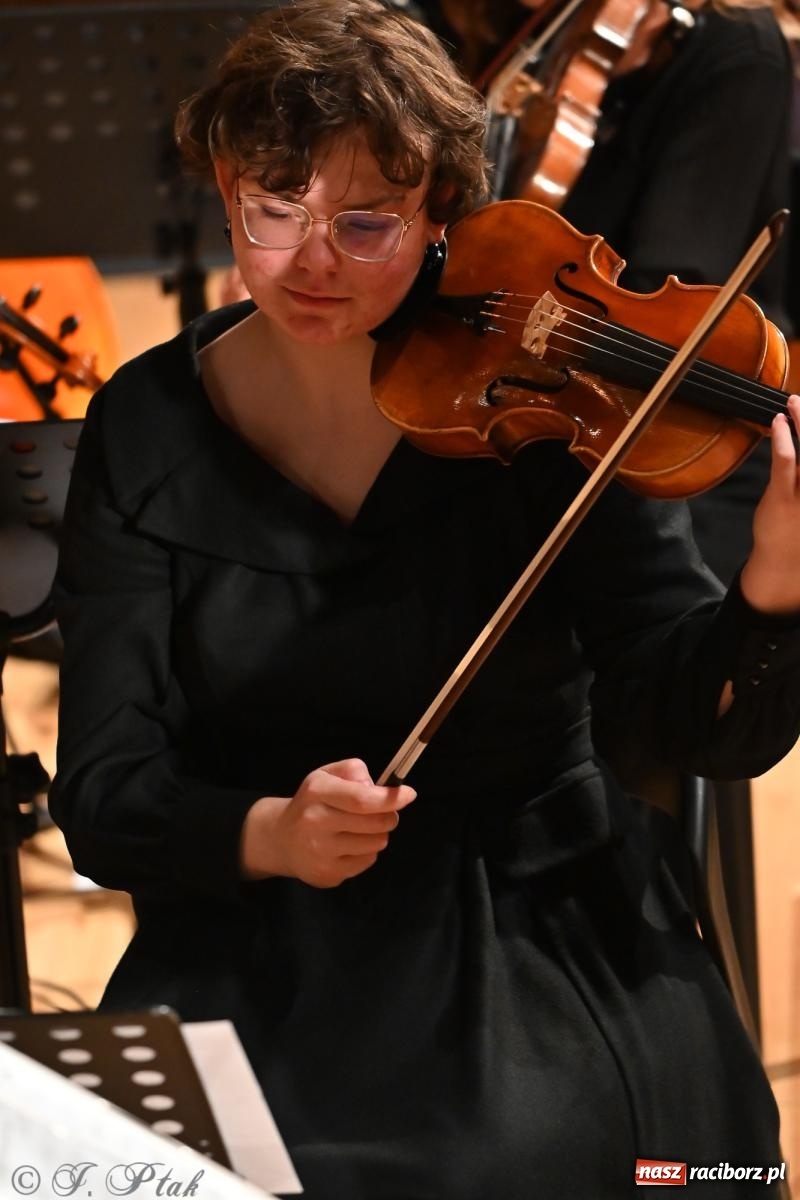 Zdjęcie w galerii na portalu naszraciborz.pl: Muzyczna inauguracja sezonu w RCK: jubileuszowy koncert orkiestr Henryka Krótkiego zachwycił publiczność wiadomości z regionu
