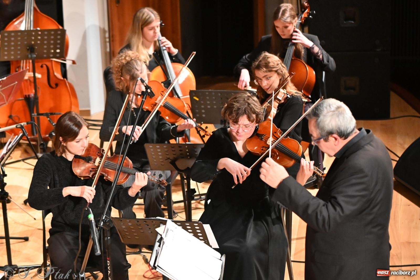Zdjęcie w galerii na portalu naszraciborz.pl: Muzyczna inauguracja sezonu w RCK: jubileuszowy koncert orkiestr Henryka Krótkiego zachwycił publiczność wiadomości z regionu