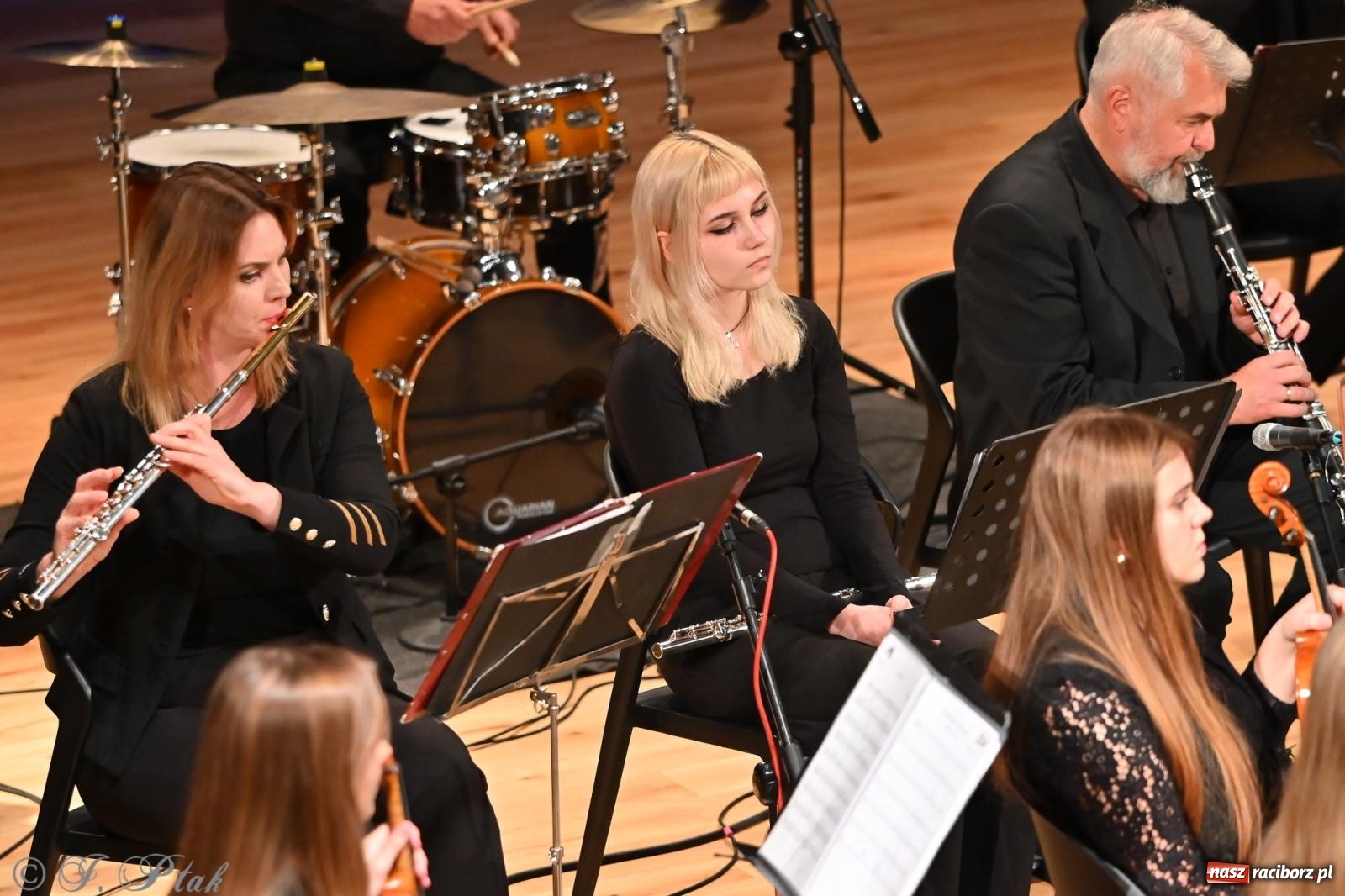 Zdjęcie w galerii na portalu naszraciborz.pl: Muzyczna inauguracja sezonu w RCK: jubileuszowy koncert orkiestr Henryka Krótkiego zachwycił publiczność wiadomości z regionu