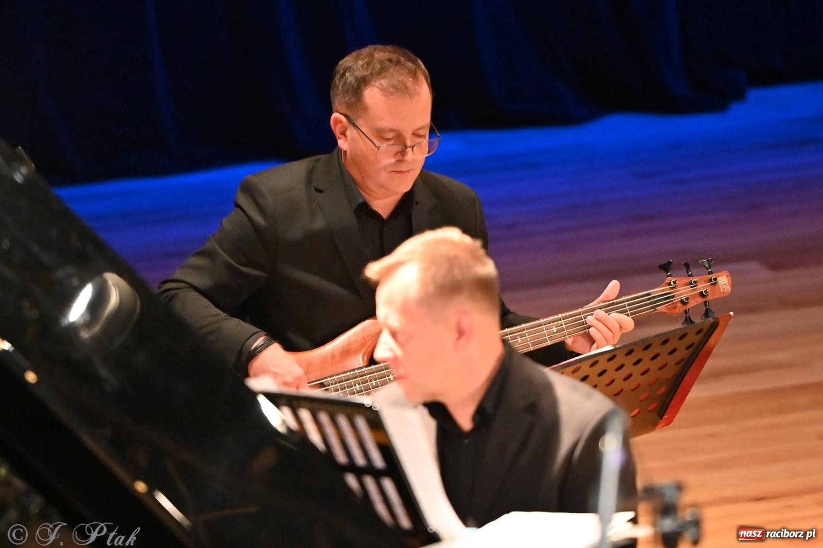 Zdjęcie w galerii na portalu naszraciborz.pl: Muzyczna inauguracja sezonu w RCK: jubileuszowy koncert orkiestr Henryka Krótkiego zachwycił publiczność wiadomości z regionu