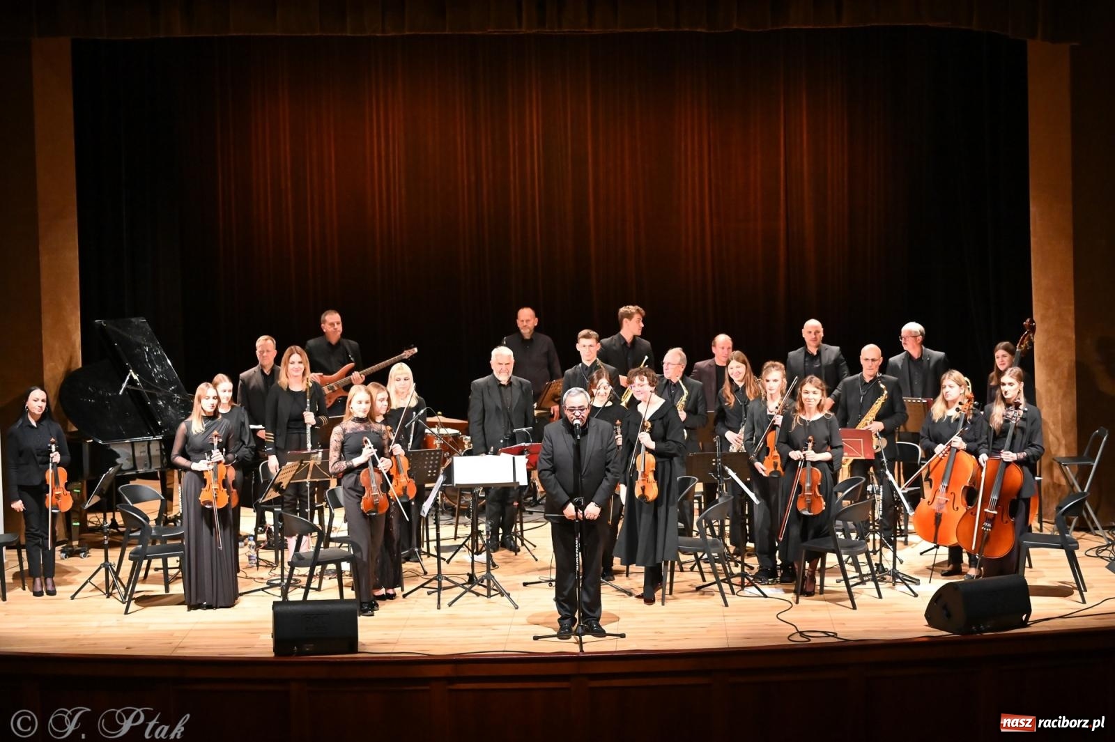 Zdjęcie w galerii na portalu naszraciborz.pl: Muzyczna inauguracja sezonu w RCK: jubileuszowy koncert orkiestr Henryka Krótkiego zachwycił publiczność wiadomości z regionu