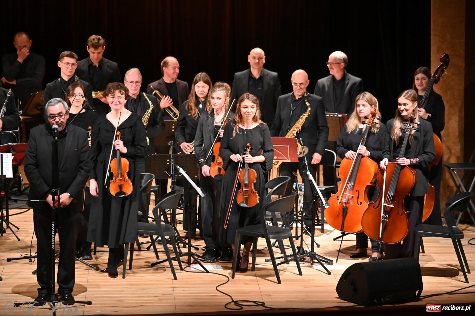 Zdjęcie w galerii na portalu naszraciborz.pl: Muzyczna inauguracja sezonu w RCK: jubileuszowy koncert orkiestr Henryka Krótkiego zachwycił publiczność wiadomości z regionu