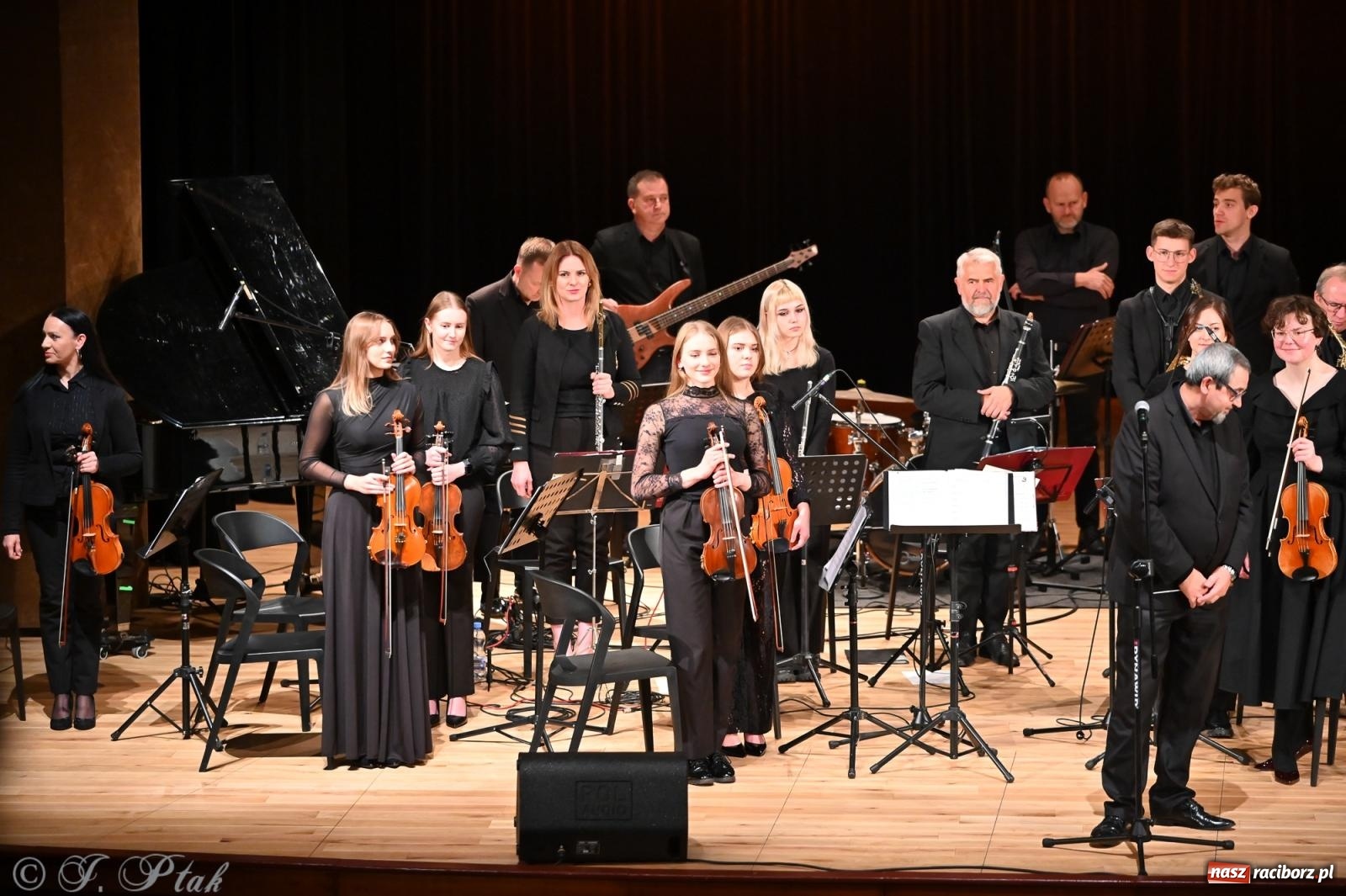 Zdjęcie w galerii na portalu naszraciborz.pl: Muzyczna inauguracja sezonu w RCK: jubileuszowy koncert orkiestr Henryka Krótkiego zachwycił publiczność wiadomości z regionu