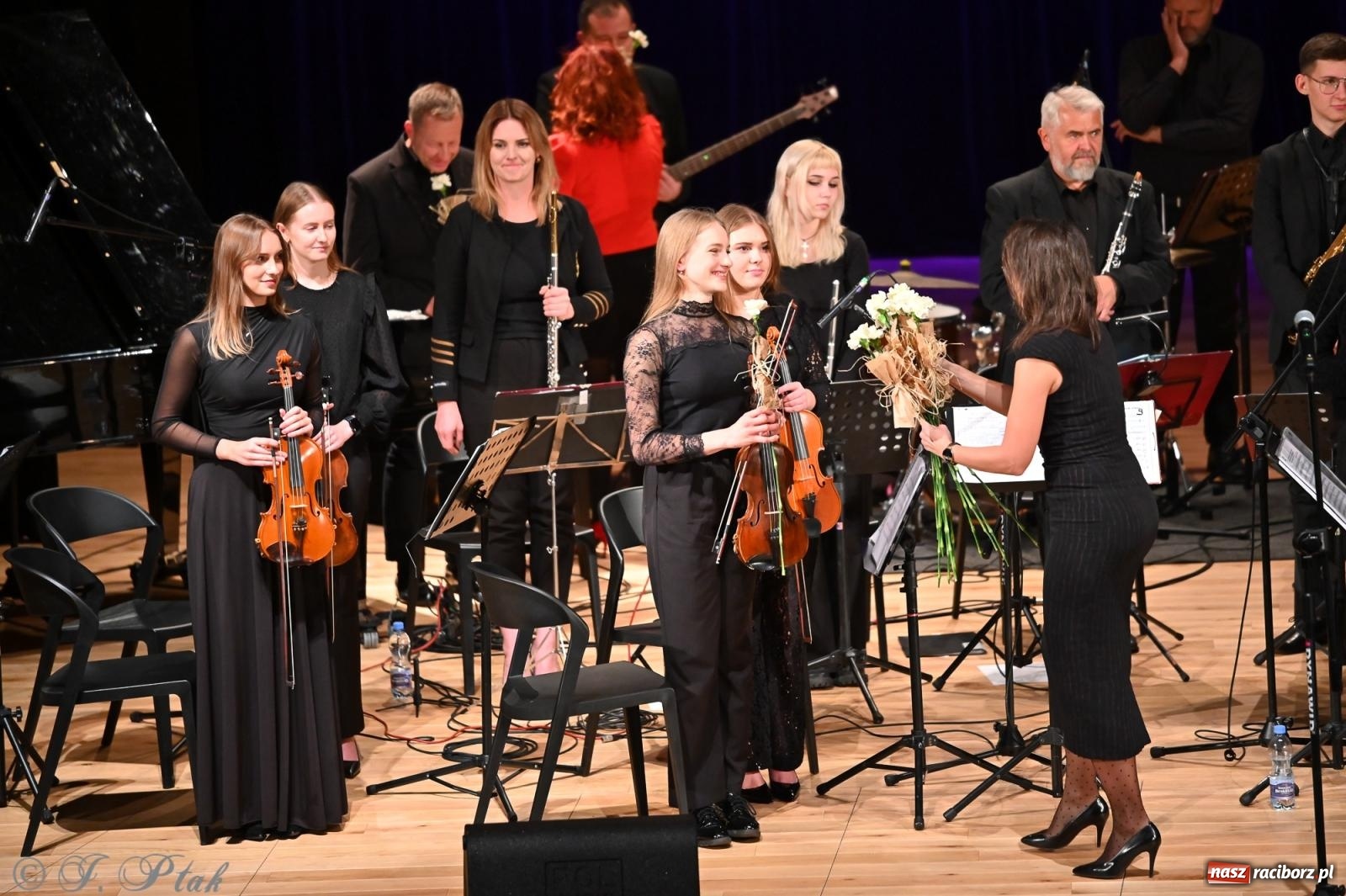 Zdjęcie w galerii na portalu naszraciborz.pl: Muzyczna inauguracja sezonu w RCK: jubileuszowy koncert orkiestr Henryka Krótkiego zachwycił publiczność wiadomości z regionu