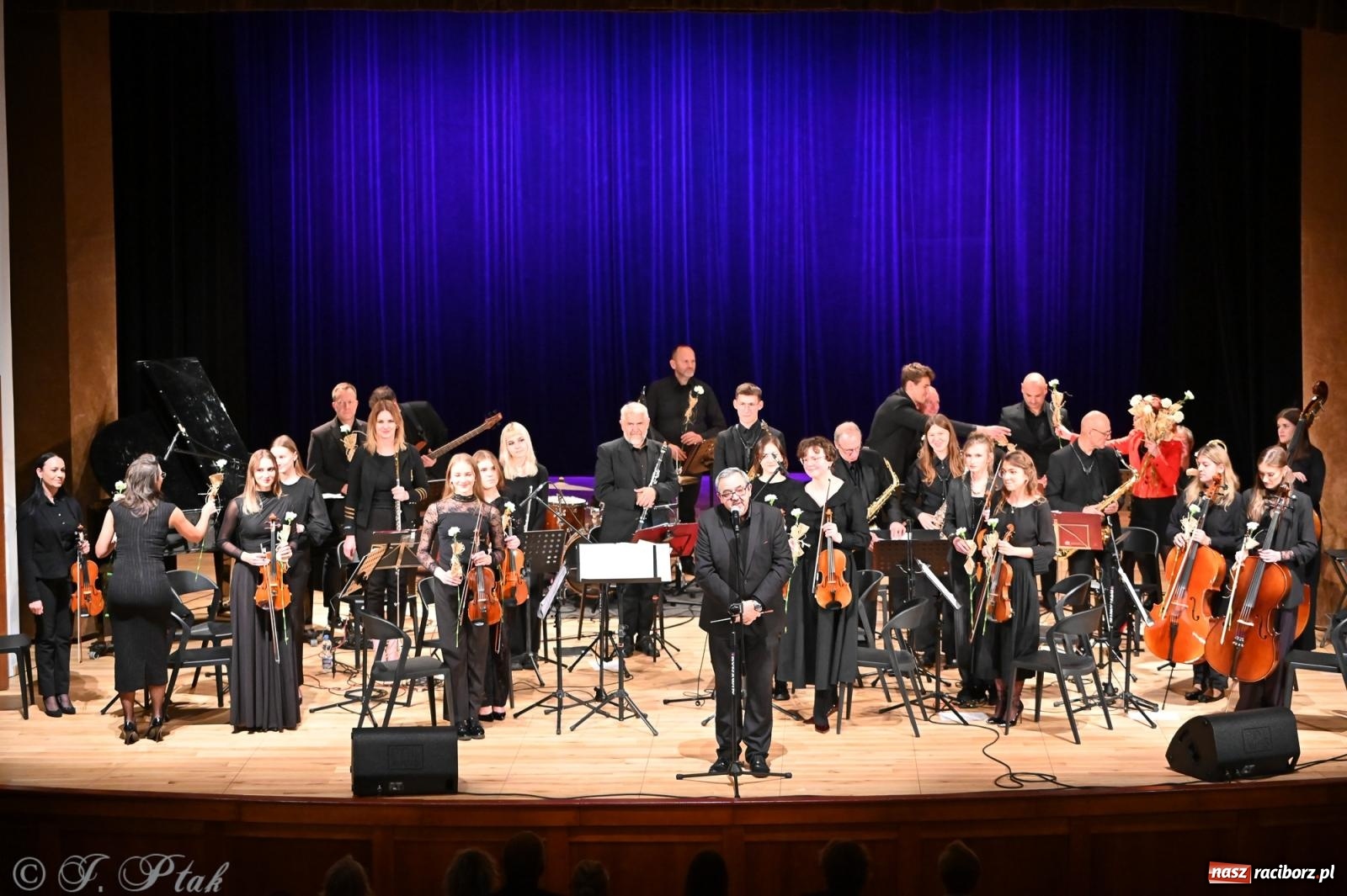 Zdjęcie w galerii na portalu naszraciborz.pl: Muzyczna inauguracja sezonu w RCK: jubileuszowy koncert orkiestr Henryka Krótkiego zachwycił publiczność wiadomości z regionu