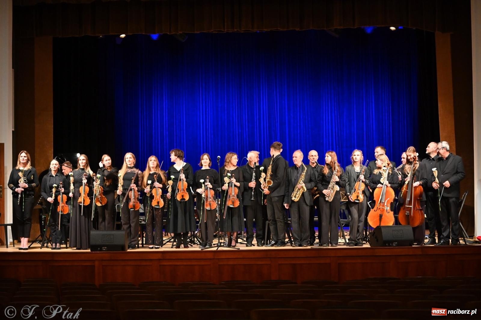 Zdjęcie w galerii na portalu naszraciborz.pl: Muzyczna inauguracja sezonu w RCK: jubileuszowy koncert orkiestr Henryka Krótkiego zachwycił publiczność wiadomości z regionu
