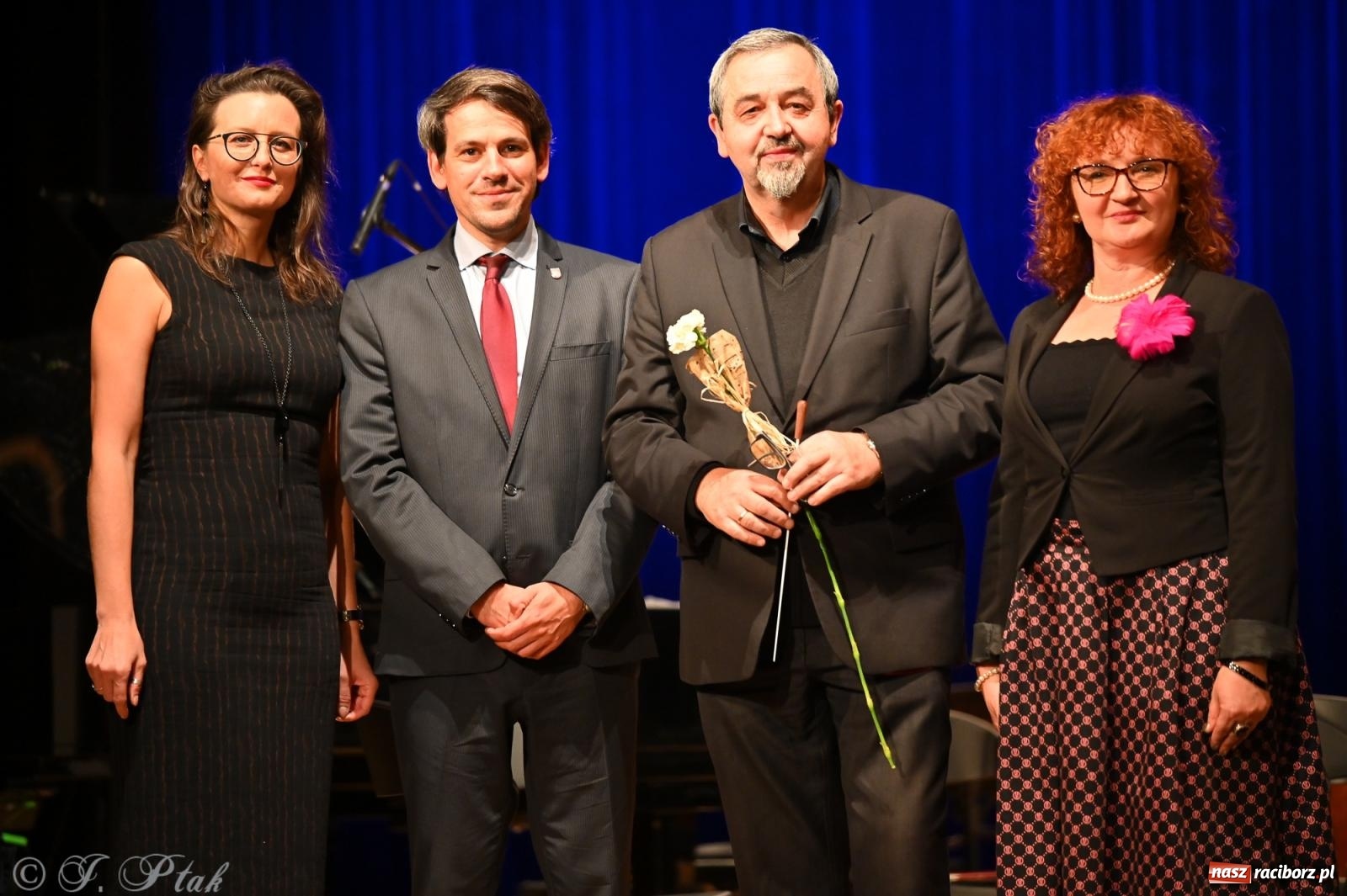 Zdjęcie w galerii na portalu naszraciborz.pl: Muzyczna inauguracja sezonu w RCK: jubileuszowy koncert orkiestr Henryka Krótkiego zachwycił publiczność wiadomości z regionu