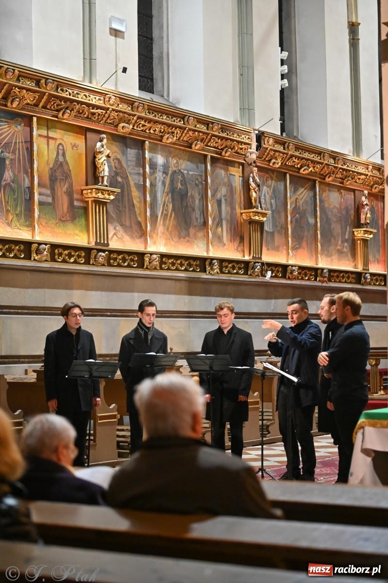 Zdjęcie w galerii na portalu naszraciborz.pl: Chorał gregoriański w raciborskiej farze. Trwa XIX Międzynarodowy Festiwal Twórczości Religijnej wiadomości z regionu