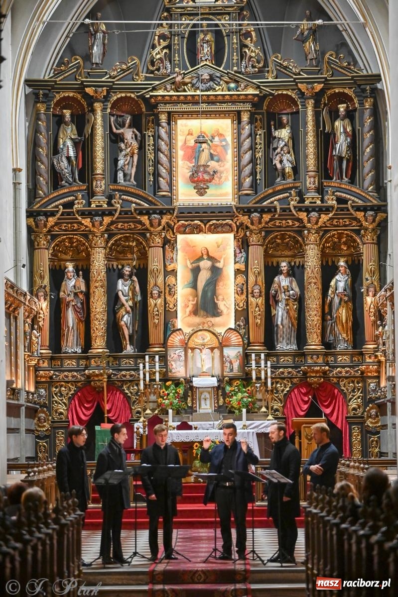 Zdjęcie w galerii na portalu naszraciborz.pl: Chorał gregoriański w raciborskiej farze. Trwa XIX Międzynarodowy Festiwal Twórczości Religijnej wiadomości z regionu