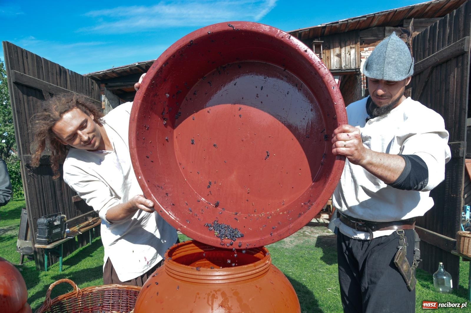Zdjęcie w galerii na portalu naszraciborz.pl: Niebiosa okazały się łaskawe. Słoneczne winobranie w Trolikówce w Krowiarkach [FOTO i WIDEO] wiadomości z regionu