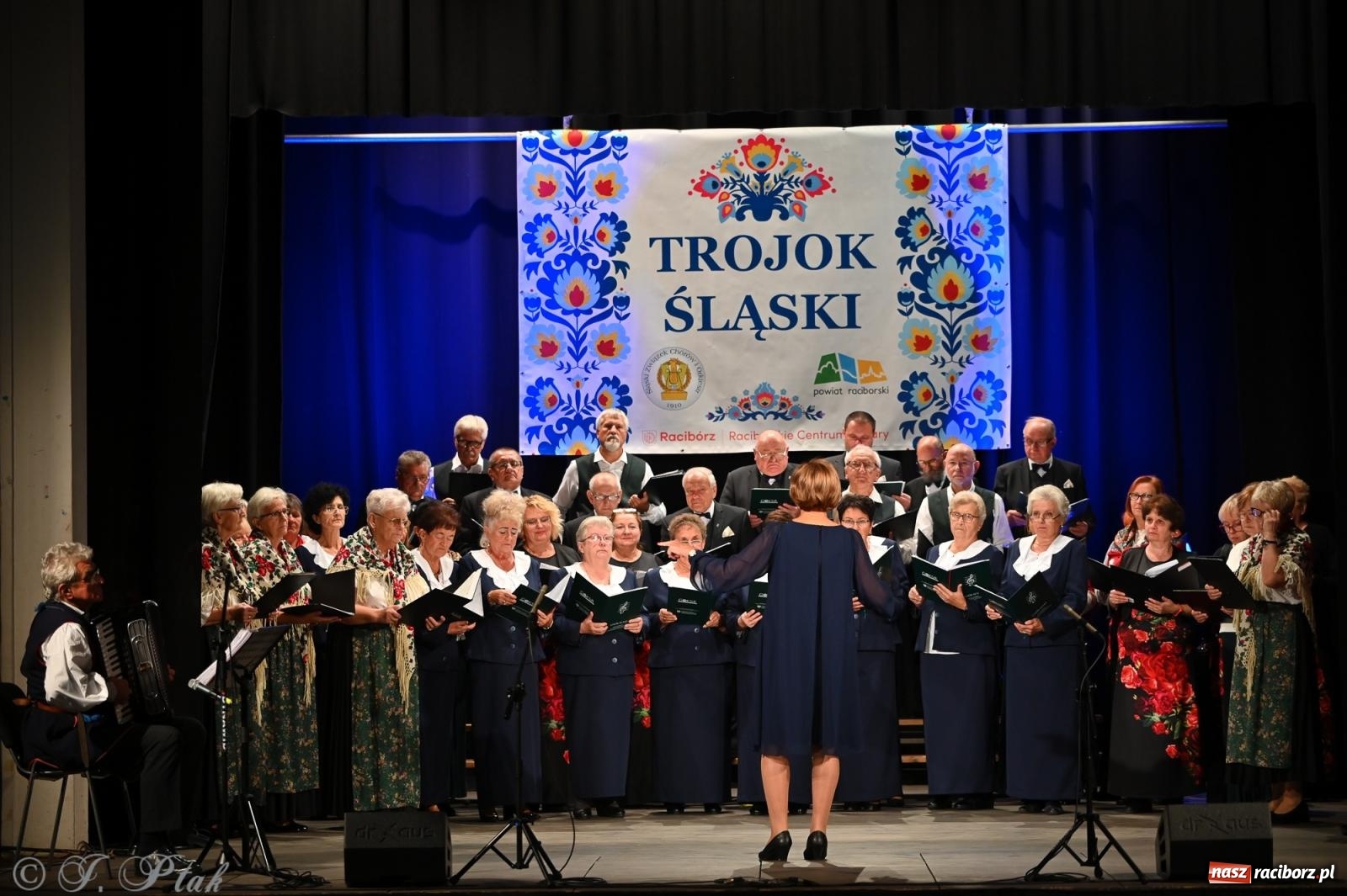 Zdjęcie w galerii na portalu naszraciborz.pl: Trojok w Strzesze – śląska pieśń i taniec znów połączyły pokolenia wiadomości z regionu
