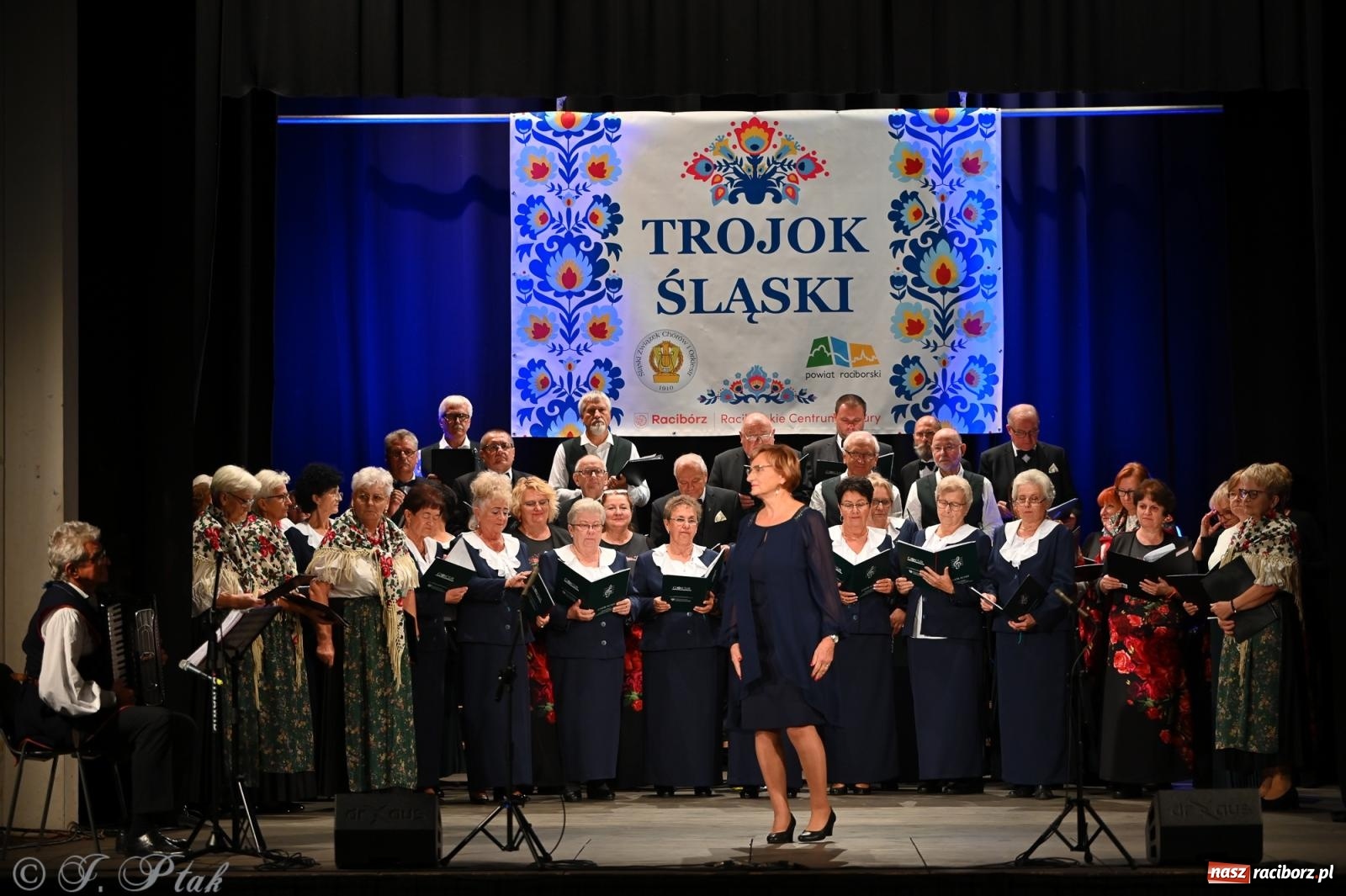 Zdjęcie w galerii na portalu naszraciborz.pl: Trojok w Strzesze – śląska pieśń i taniec znów połączyły pokolenia wiadomości z regionu