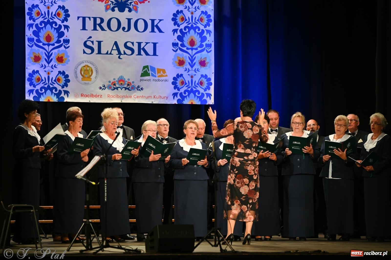 Zdjęcie w galerii na portalu naszraciborz.pl: Trojok w Strzesze – śląska pieśń i taniec znów połączyły pokolenia wiadomości z regionu