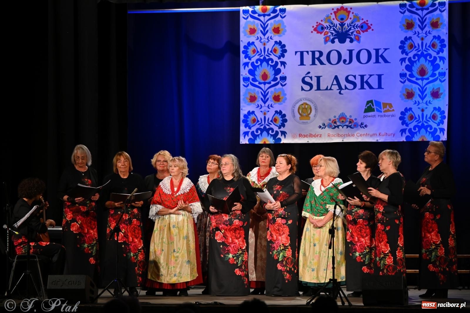 Zdjęcie w galerii na portalu naszraciborz.pl: Trojok w Strzesze – śląska pieśń i taniec znów połączyły pokolenia wiadomości z regionu