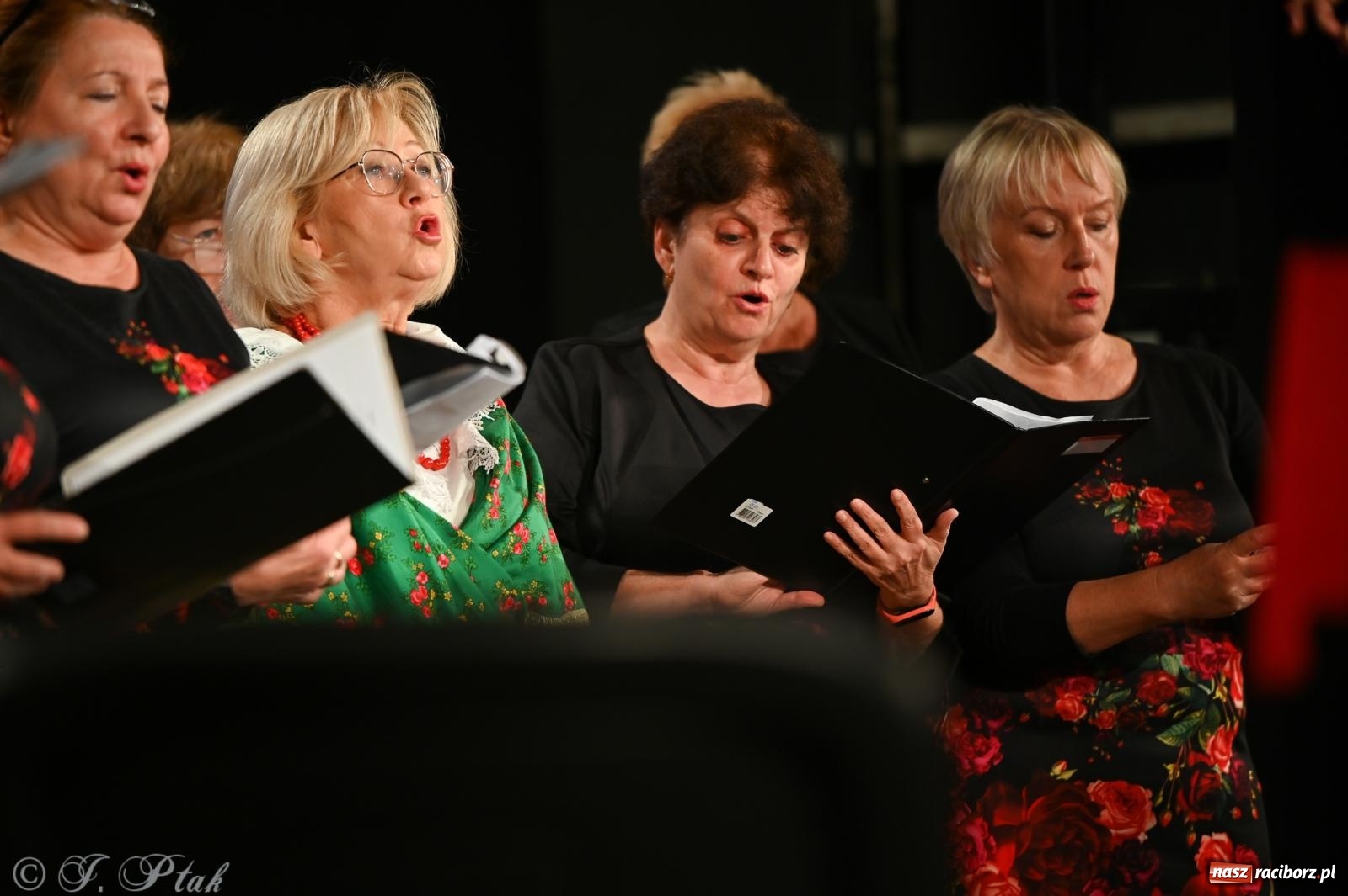 Zdjęcie w galerii na portalu naszraciborz.pl: Trojok w Strzesze – śląska pieśń i taniec znów połączyły pokolenia wiadomości z regionu