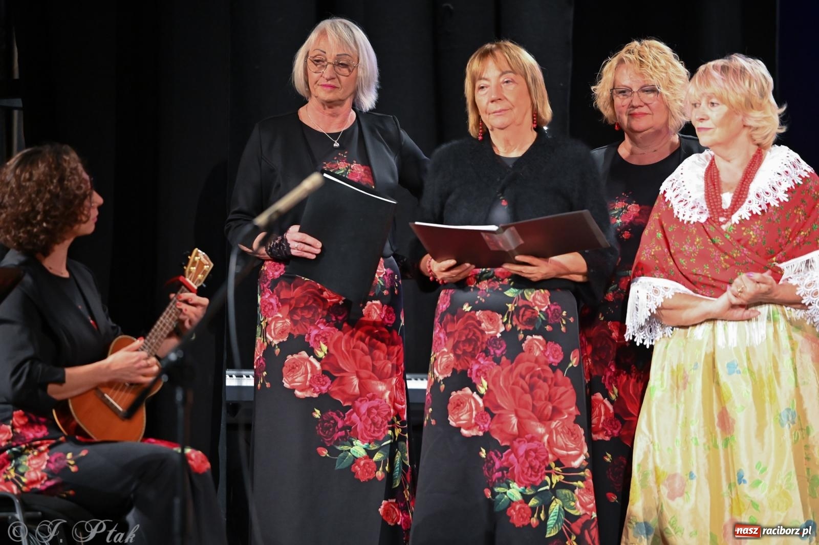 Zdjęcie w galerii na portalu naszraciborz.pl: Trojok w Strzesze – śląska pieśń i taniec znów połączyły pokolenia wiadomości z regionu