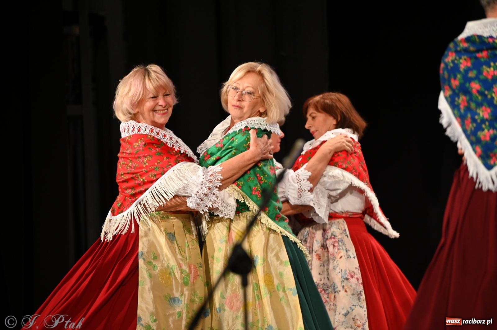Zdjęcie w galerii na portalu naszraciborz.pl: Trojok w Strzesze – śląska pieśń i taniec znów połączyły pokolenia wiadomości z regionu