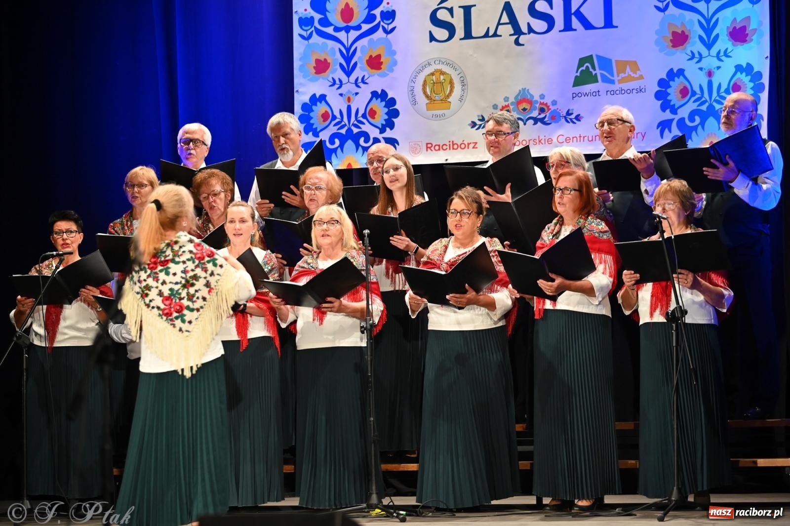 Zdjęcie w galerii na portalu naszraciborz.pl: Trojok w Strzesze – śląska pieśń i taniec znów połączyły pokolenia wiadomości z regionu