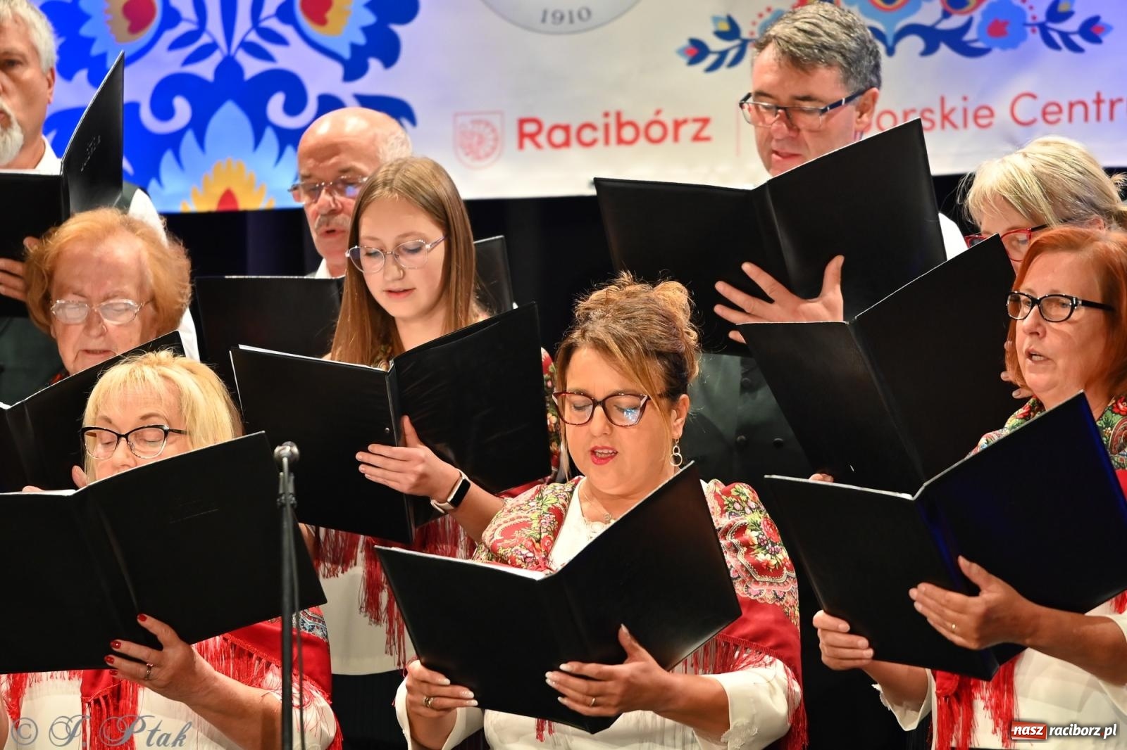 Zdjęcie w galerii na portalu naszraciborz.pl: Trojok w Strzesze – śląska pieśń i taniec znów połączyły pokolenia wiadomości z regionu