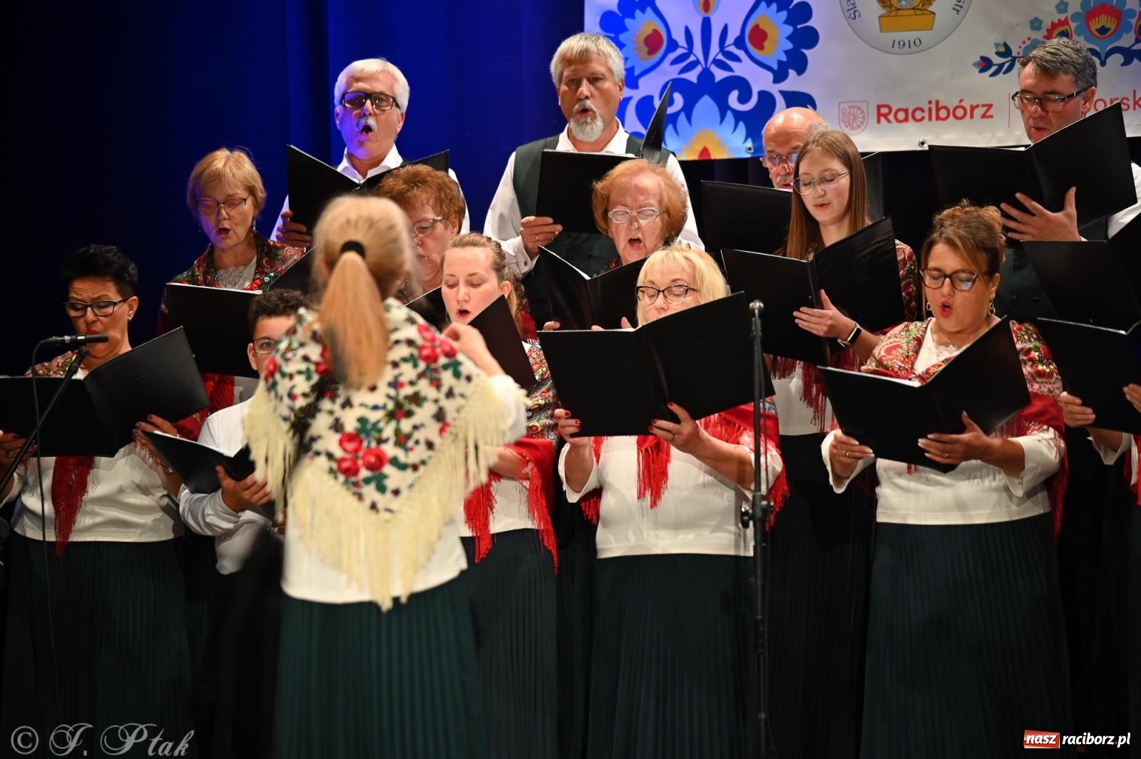 Zdjęcie w galerii na portalu naszraciborz.pl: Trojok w Strzesze – śląska pieśń i taniec znów połączyły pokolenia wiadomości z regionu