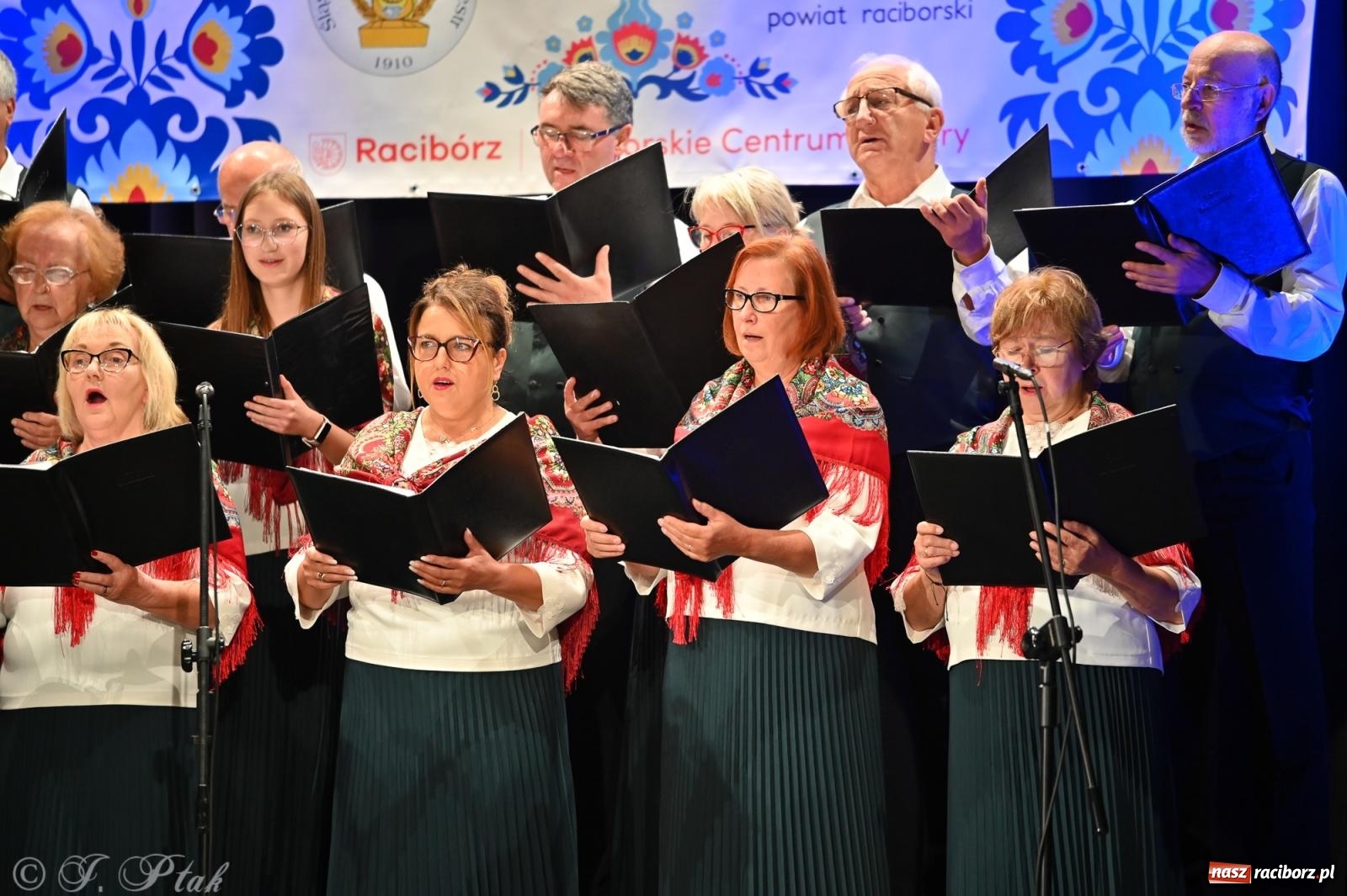 Zdjęcie w galerii na portalu naszraciborz.pl: Trojok w Strzesze – śląska pieśń i taniec znów połączyły pokolenia wiadomości z regionu