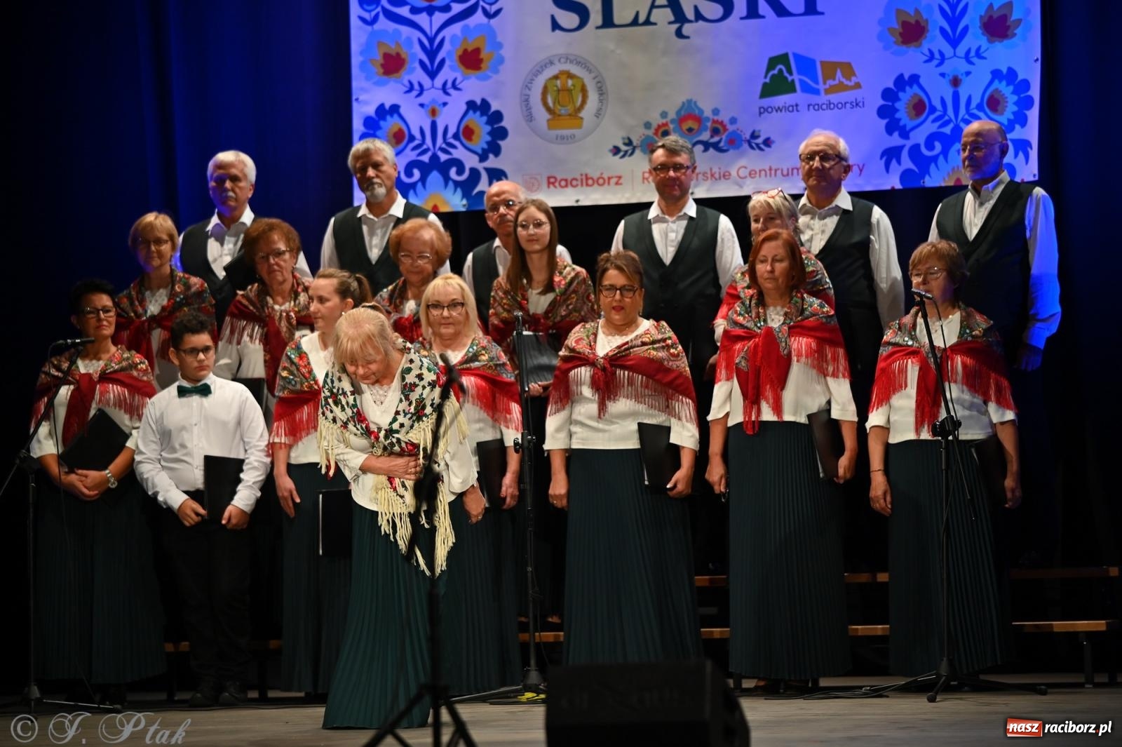 Zdjęcie w galerii na portalu naszraciborz.pl: Trojok w Strzesze – śląska pieśń i taniec znów połączyły pokolenia wiadomości z regionu