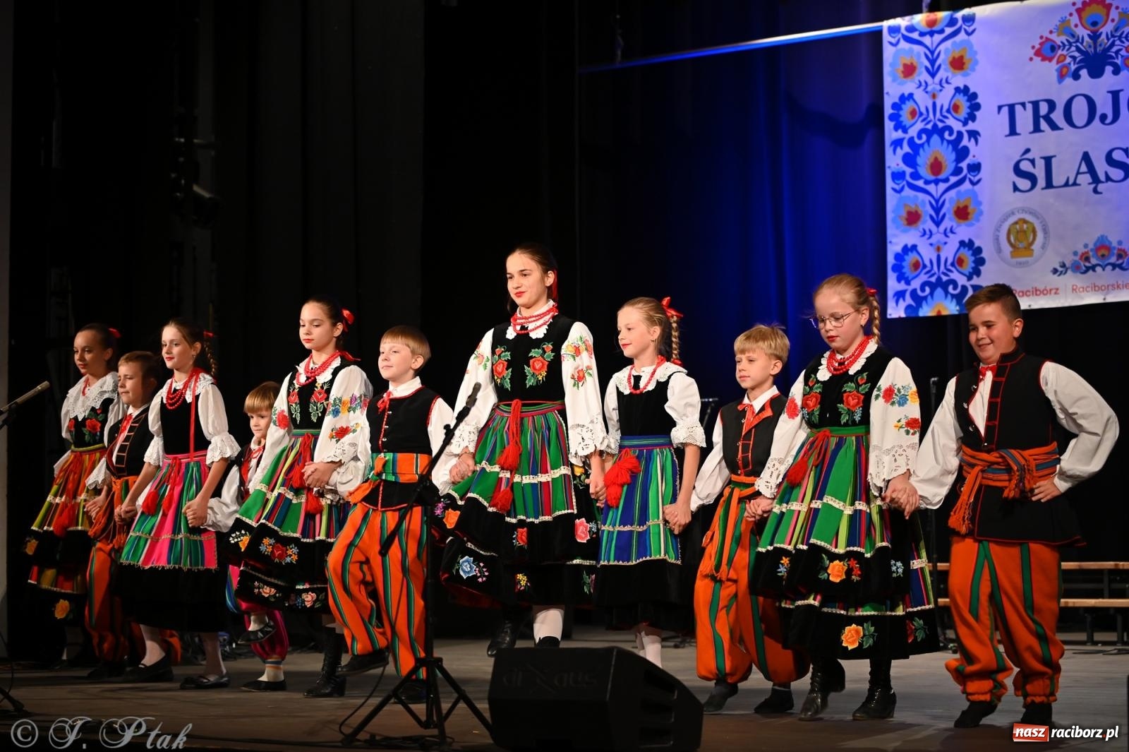 Zdjęcie w galerii na portalu naszraciborz.pl: Trojok w Strzesze – śląska pieśń i taniec znów połączyły pokolenia wiadomości z regionu