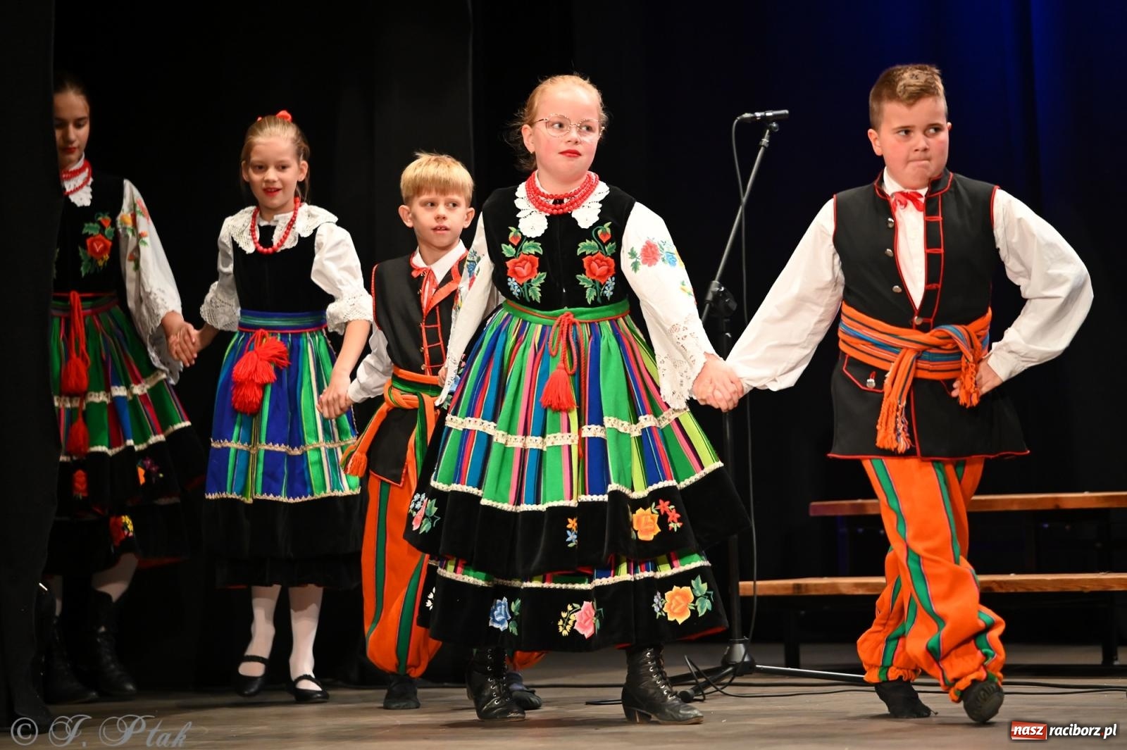 Zdjęcie w galerii na portalu naszraciborz.pl: Trojok w Strzesze – śląska pieśń i taniec znów połączyły pokolenia wiadomości z regionu
