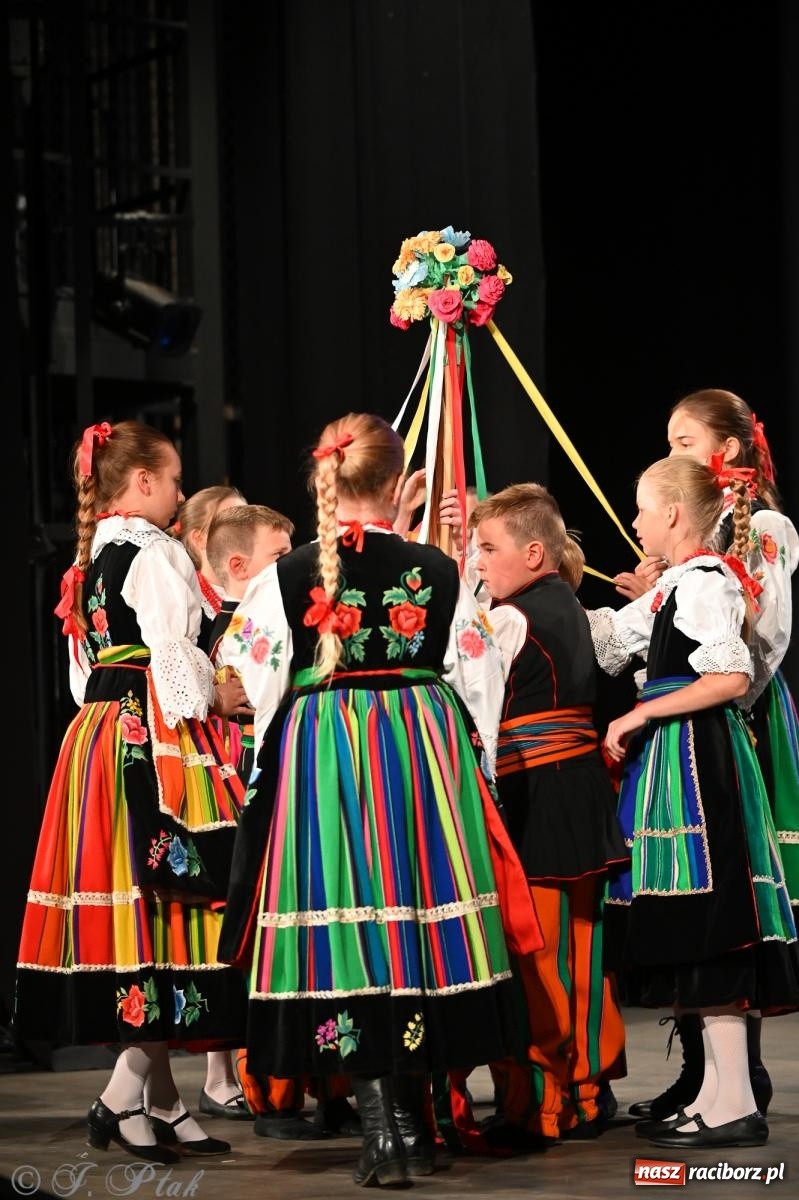 Zdjęcie w galerii na portalu naszraciborz.pl: Trojok w Strzesze – śląska pieśń i taniec znów połączyły pokolenia wiadomości z regionu