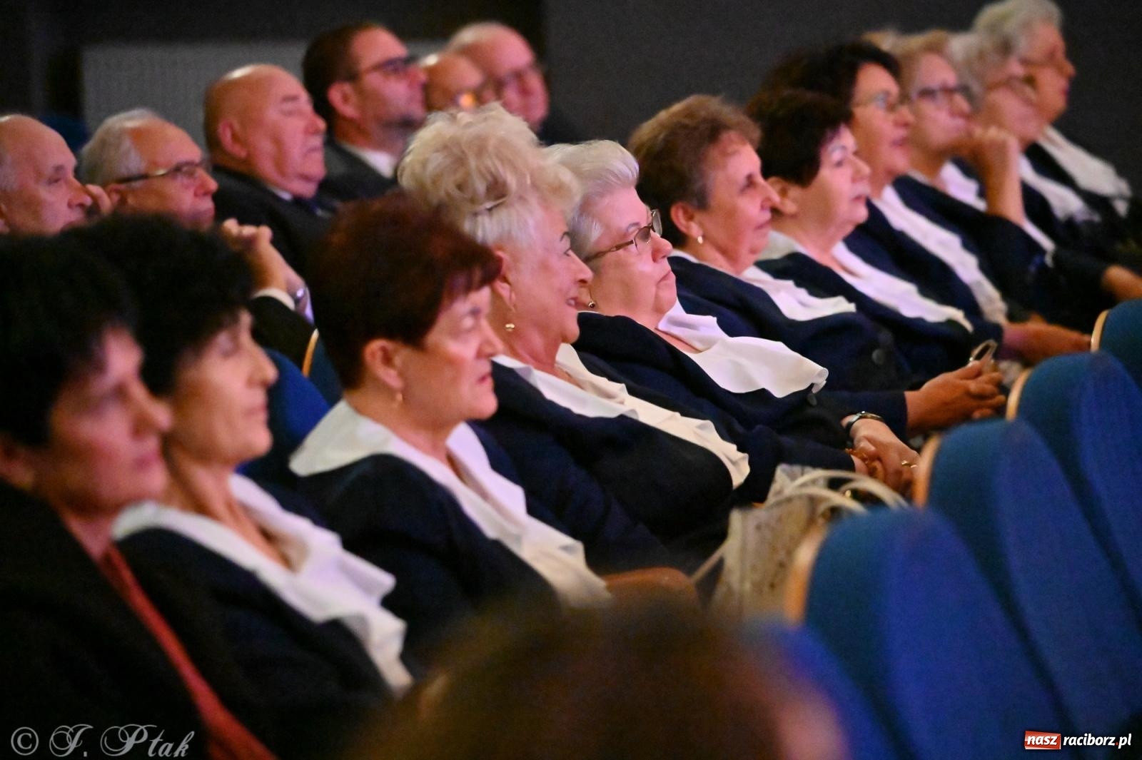 Zdjęcie w galerii na portalu naszraciborz.pl: Trojok w Strzesze – śląska pieśń i taniec znów połączyły pokolenia wiadomości z regionu