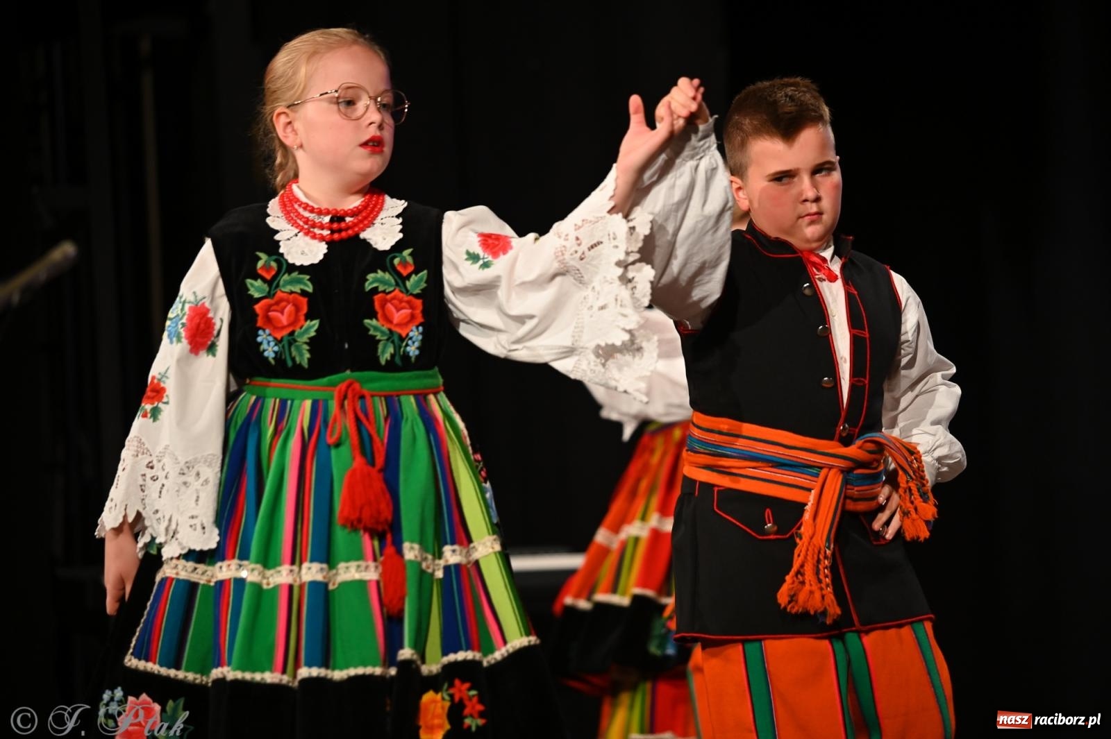 Zdjęcie w galerii na portalu naszraciborz.pl: Trojok w Strzesze – śląska pieśń i taniec znów połączyły pokolenia wiadomości z regionu