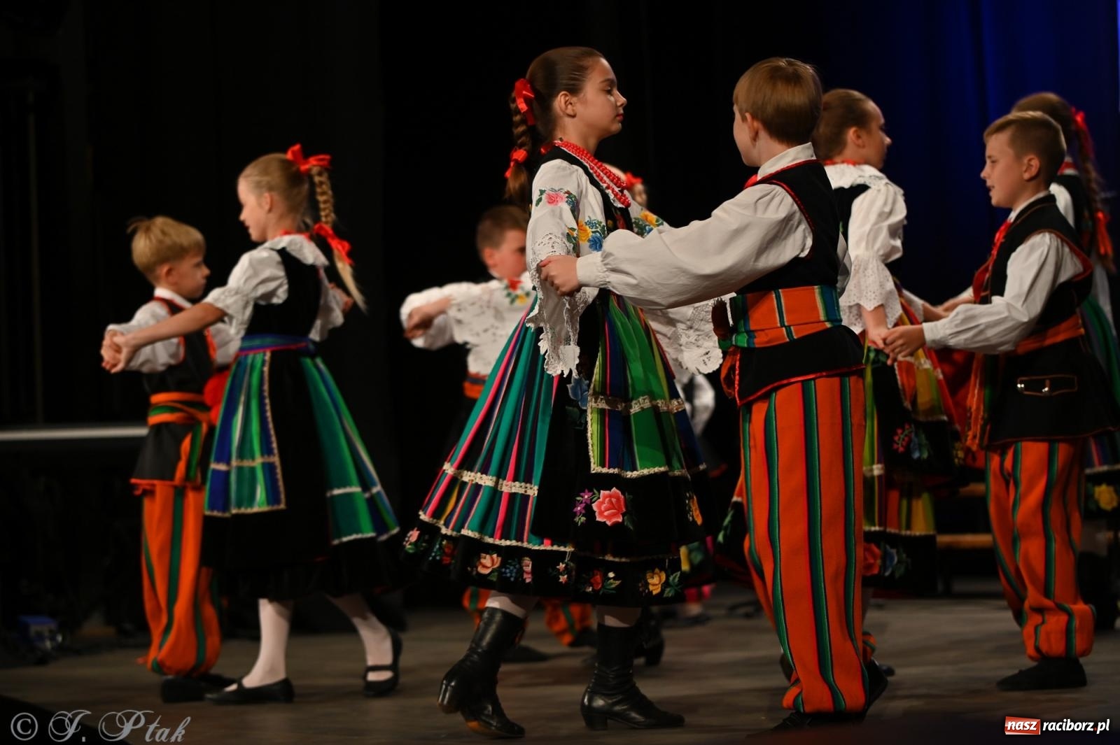 Zdjęcie w galerii na portalu naszraciborz.pl: Trojok w Strzesze – śląska pieśń i taniec znów połączyły pokolenia wiadomości z regionu