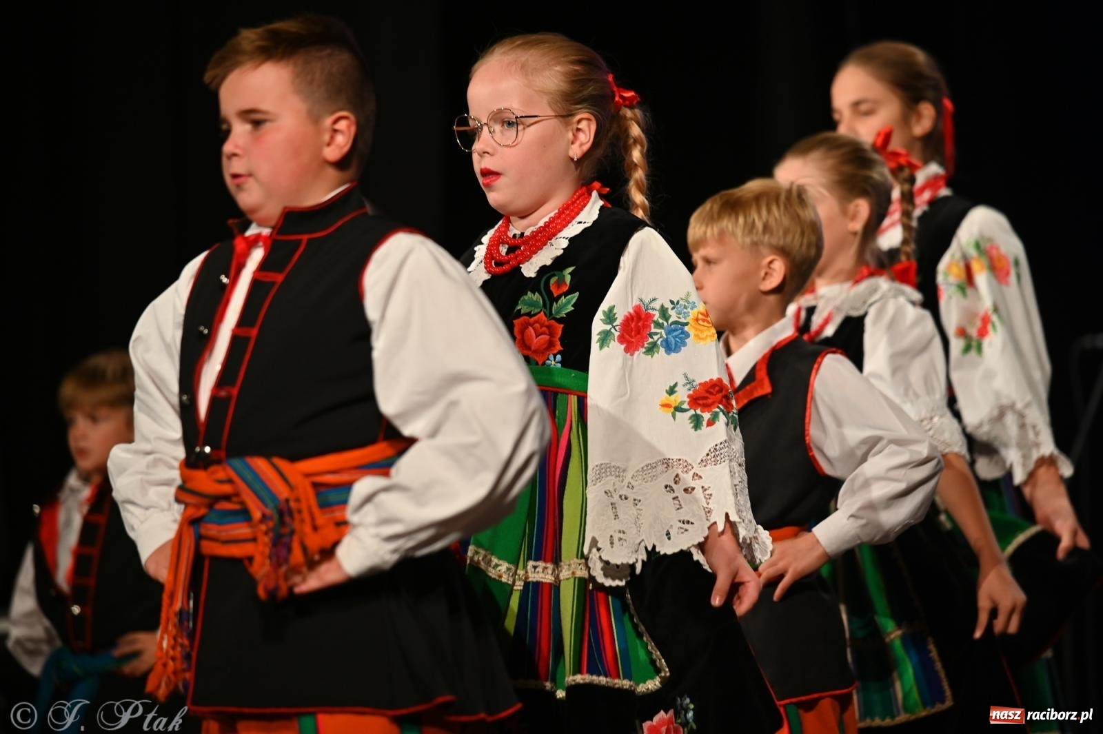 Zdjęcie w galerii na portalu naszraciborz.pl: Trojok w Strzesze – śląska pieśń i taniec znów połączyły pokolenia wiadomości z regionu