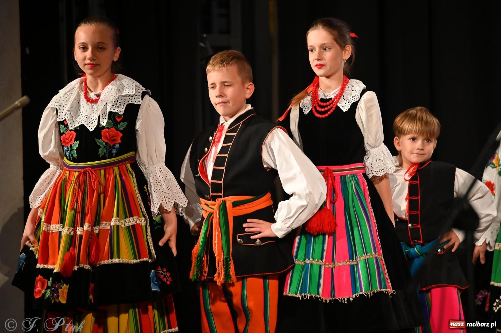 Zdjęcie w galerii na portalu naszraciborz.pl: Trojok w Strzesze – śląska pieśń i taniec znów połączyły pokolenia wiadomości z regionu