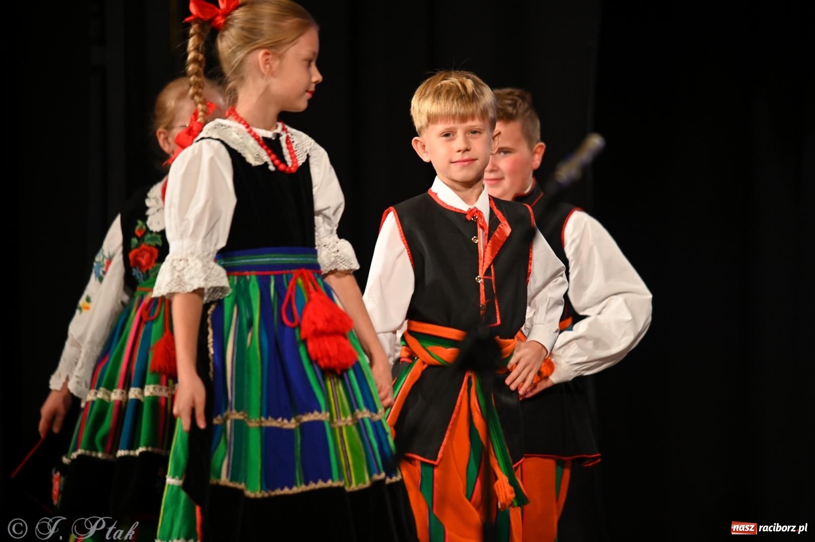 Zdjęcie w galerii na portalu naszraciborz.pl: Trojok w Strzesze – śląska pieśń i taniec znów połączyły pokolenia wiadomości z regionu