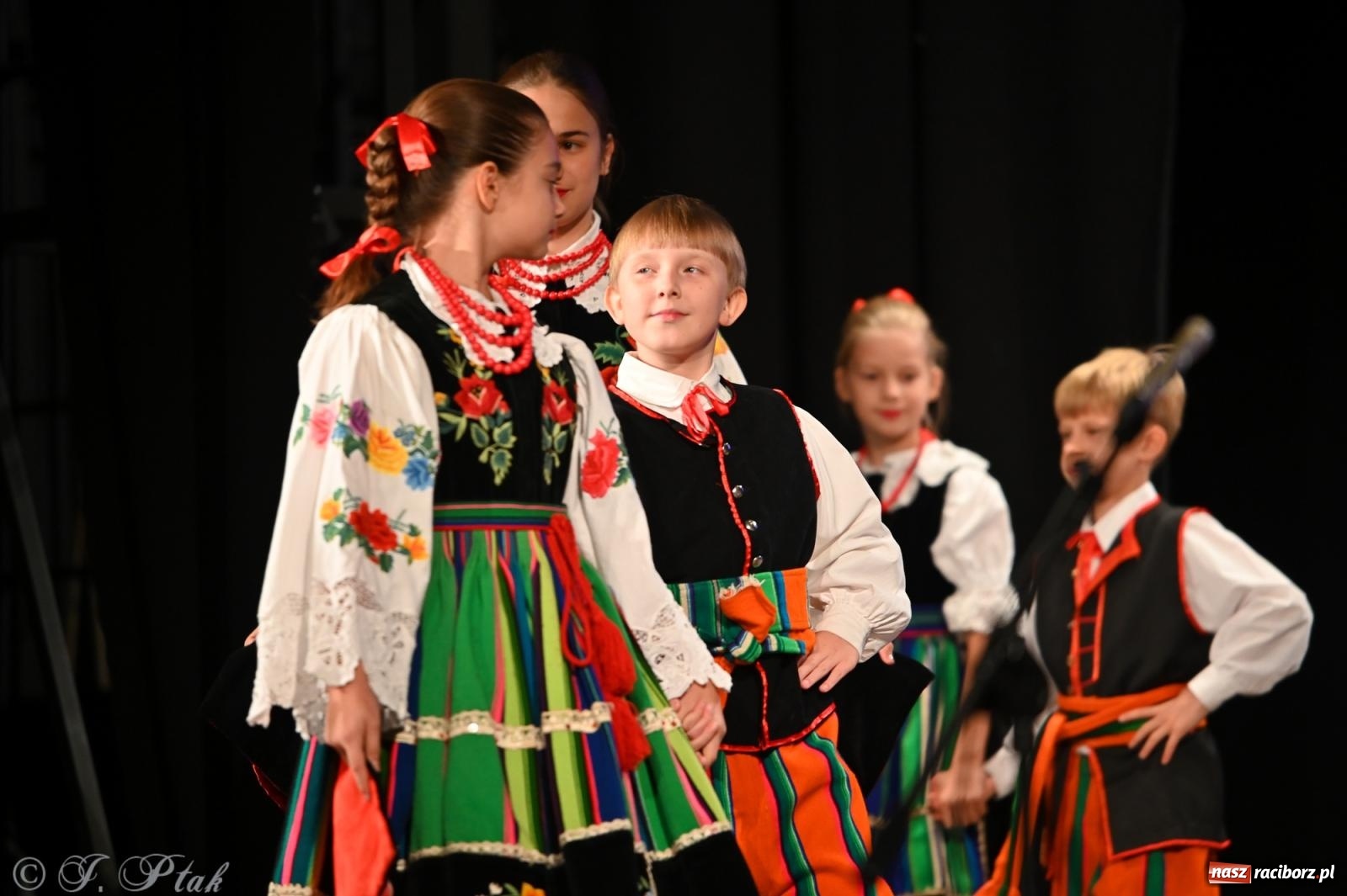 Zdjęcie w galerii na portalu naszraciborz.pl: Trojok w Strzesze – śląska pieśń i taniec znów połączyły pokolenia wiadomości z regionu