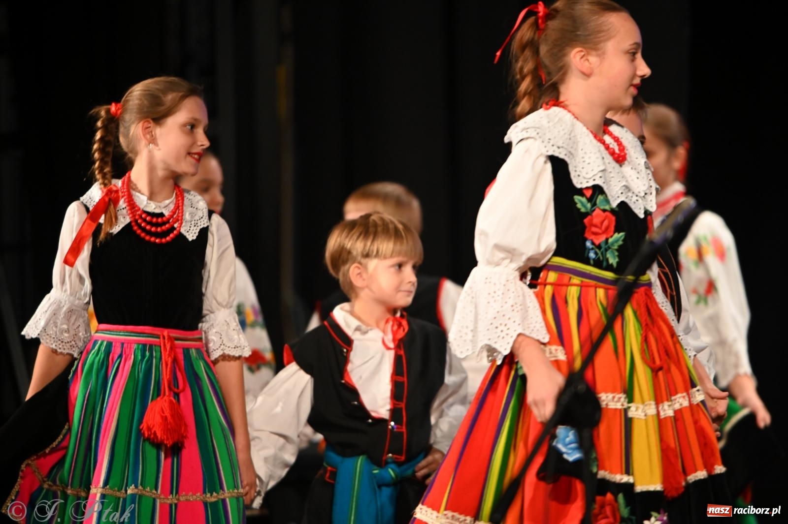 Zdjęcie w galerii na portalu naszraciborz.pl: Trojok w Strzesze – śląska pieśń i taniec znów połączyły pokolenia wiadomości z regionu