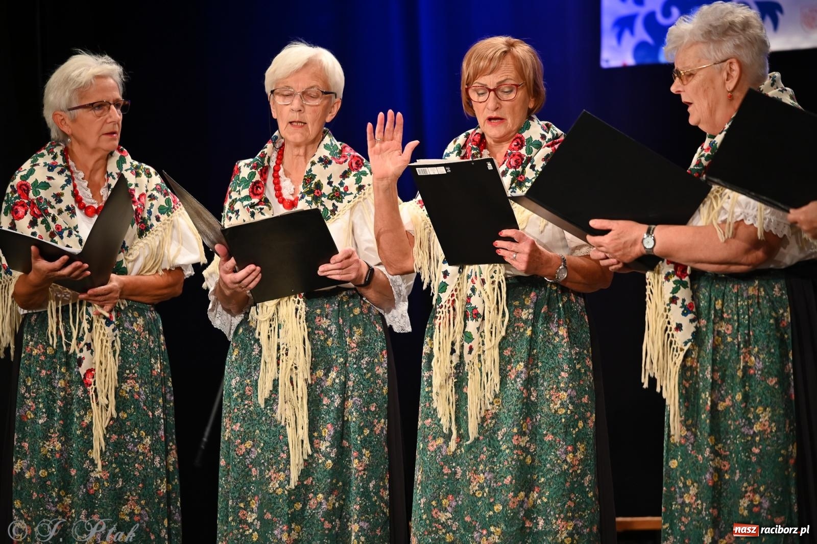 Zdjęcie w galerii na portalu naszraciborz.pl: Trojok w Strzesze – śląska pieśń i taniec znów połączyły pokolenia wiadomości z regionu