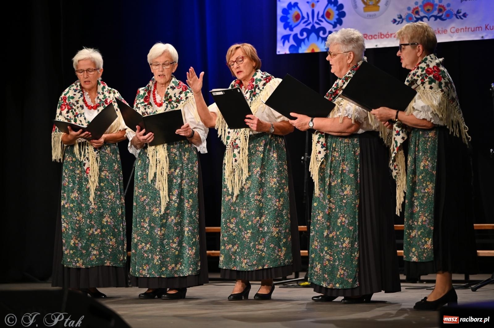 Zdjęcie w galerii na portalu naszraciborz.pl: Trojok w Strzesze – śląska pieśń i taniec znów połączyły pokolenia wiadomości z regionu