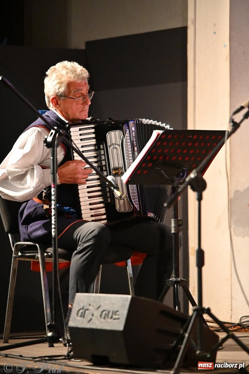 Zdjęcie w galerii na portalu naszraciborz.pl: Trojok w Strzesze – śląska pieśń i taniec znów połączyły pokolenia wiadomości z regionu