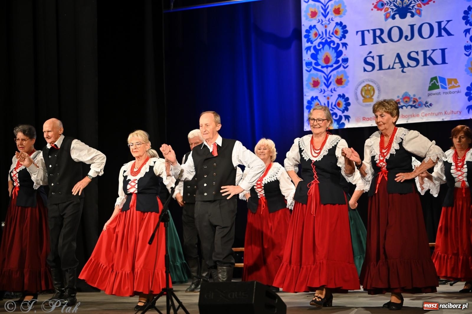 Zdjęcie w galerii na portalu naszraciborz.pl: Trojok w Strzesze – śląska pieśń i taniec znów połączyły pokolenia wiadomości z regionu